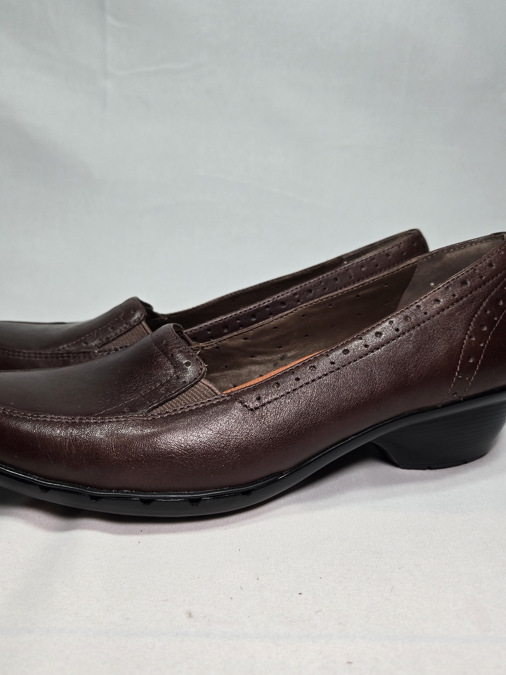 CLARKS Un-Structured Slip On Women 7.5 Brown Leather Heeled Loafer Pump Comfort